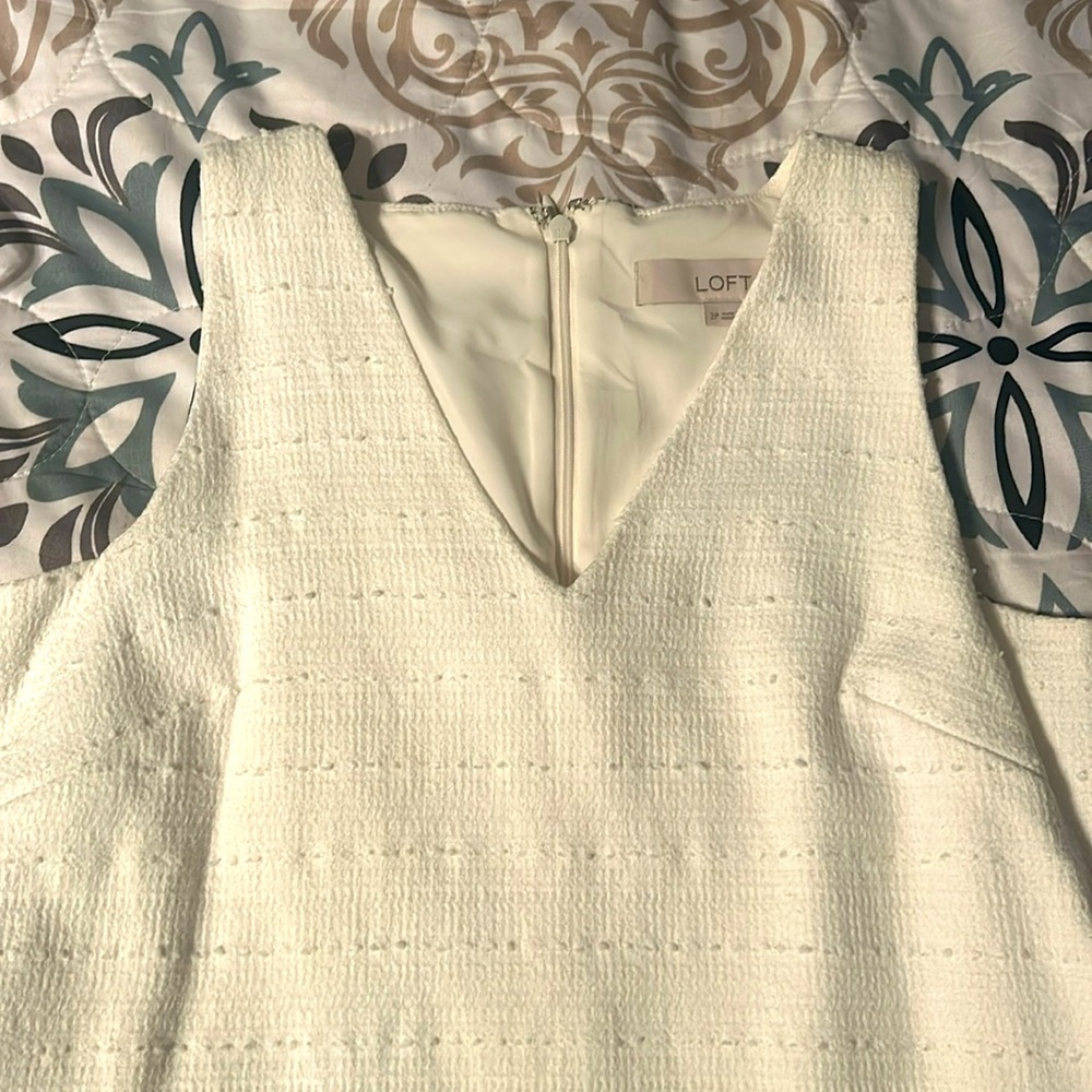 Beige sleeveless V neck twill with pockets!